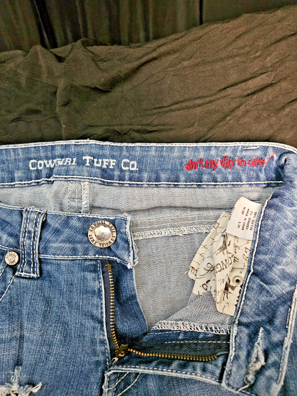 COWGIRL TUFF AIN'T MY DAY TO CARE WOMEN SIZE 30X31 RIPPED JEANS