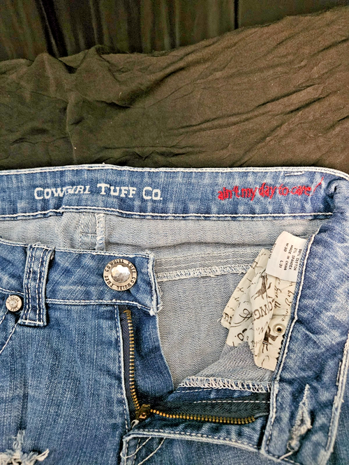 COWGIRL TUFF AIN'T MY DAY TO CARE WOMEN SIZE 30X31 RIPPED JEANS