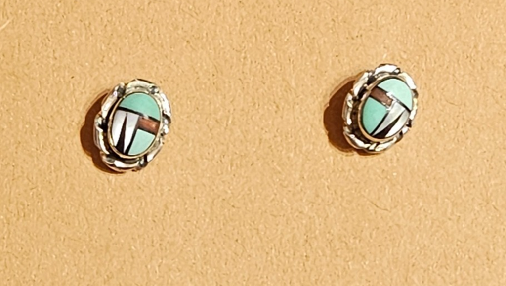 NATIVE AMERICAN ZUNI MADE INLAID MULTI-STONE & STERLING SILVER STUD EARRING