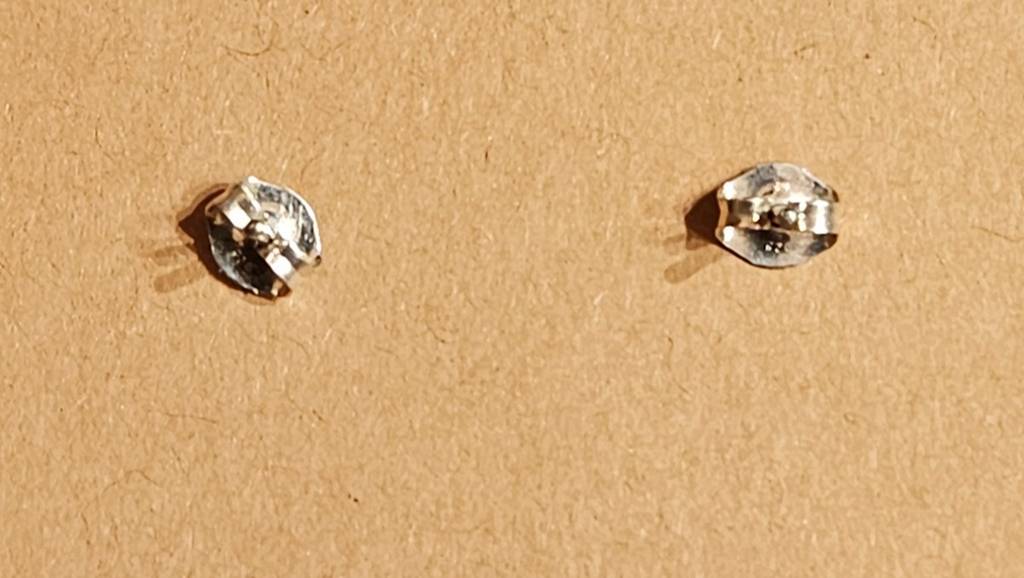 NATIVE AMERICAN ZUNI MADE INLAID MULTI-STONE & STERLING SILVER STUD EARRING