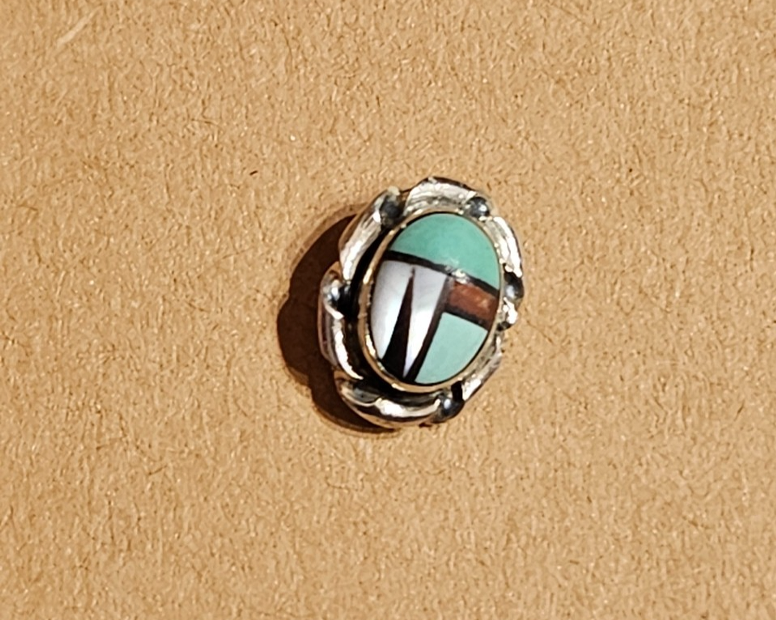 NATIVE AMERICAN ZUNI MADE INLAID MULTI-STONE & STERLING SILVER STUD EARRING