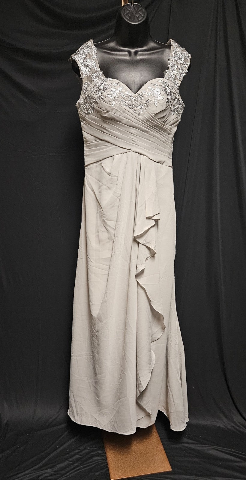 WOMEN'S SIZE 6 SILVER & LACE CHIFFON ZIP FORMAL/PROM GOWN USED 1X