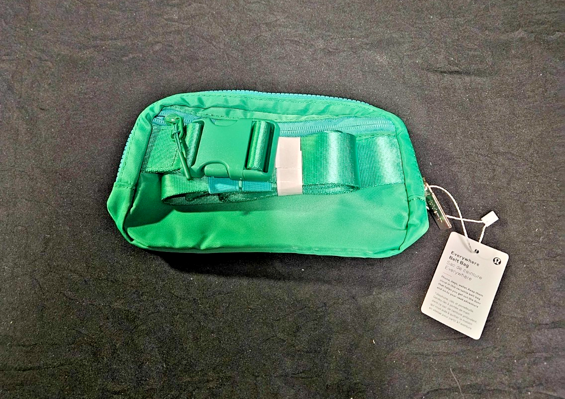 LULULEMON GRASS GREEN/ BLUE LINING & ZIPPER EVERYWHERE BELT BAG NWT