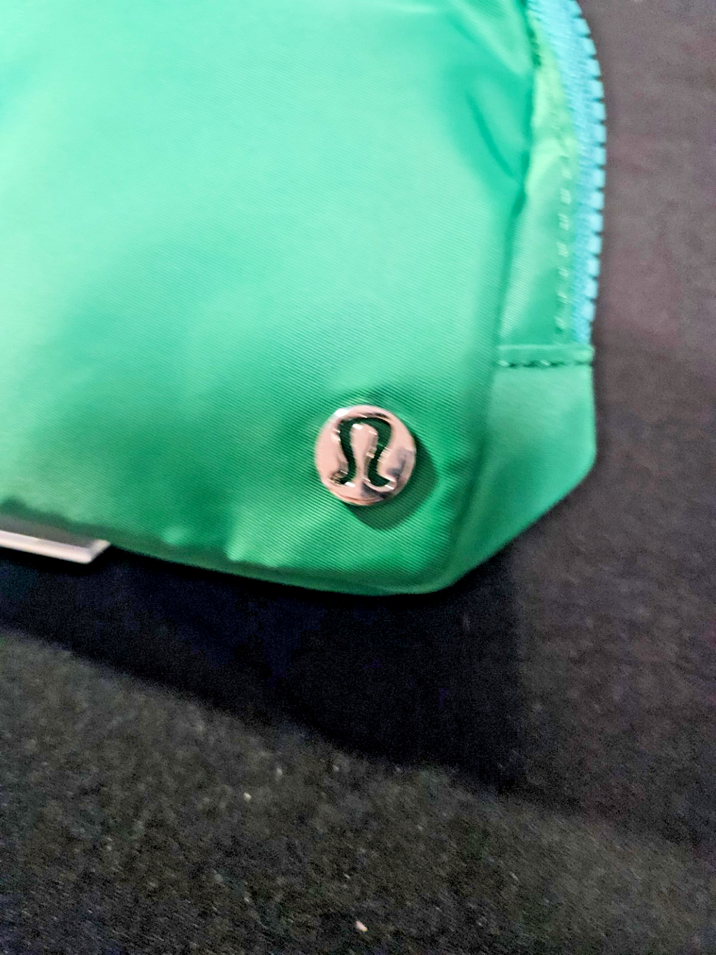 LULULEMON GRASS GREEN/ BLUE LINING & ZIPPER EVERYWHERE BELT BAG NWT