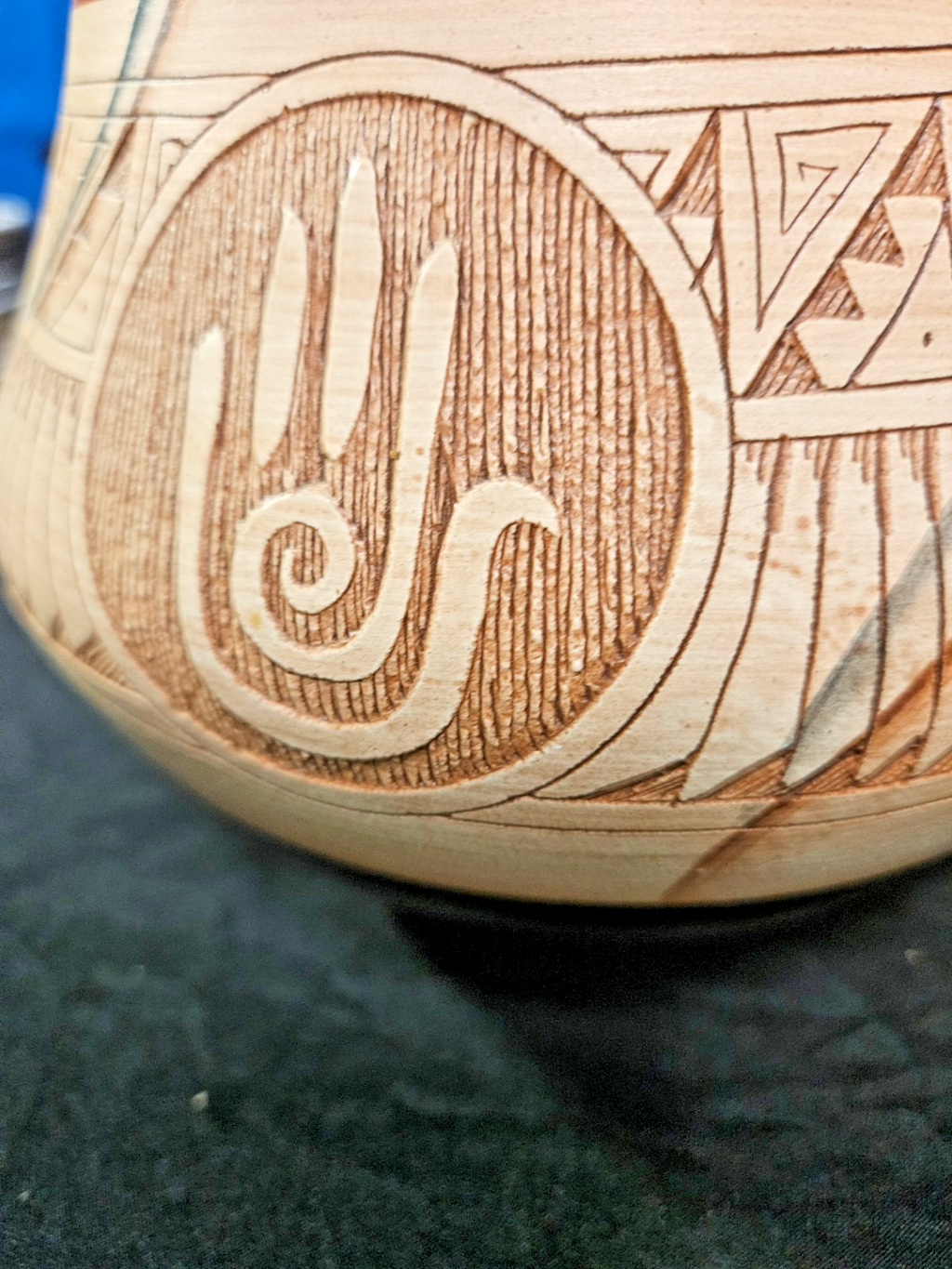 HANDMADE NATIVE AMERICAN MTICHELL BLACKHORSE DINEAH ETCHED POTTERY SMALL BLEMISH