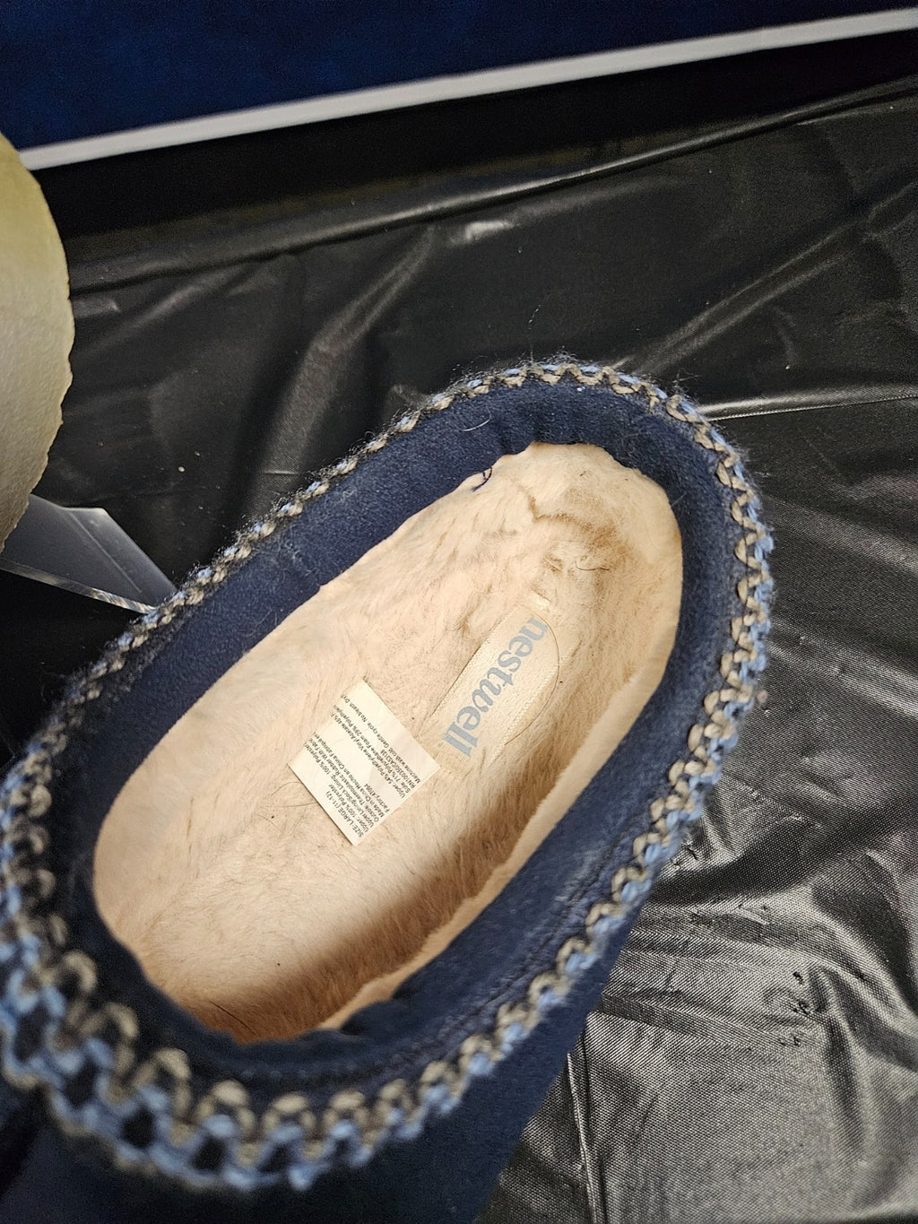MENS' SIZE 11-12 NESTWELL MICROSUEDE  SLIPPERS IN GREAT CONDITION