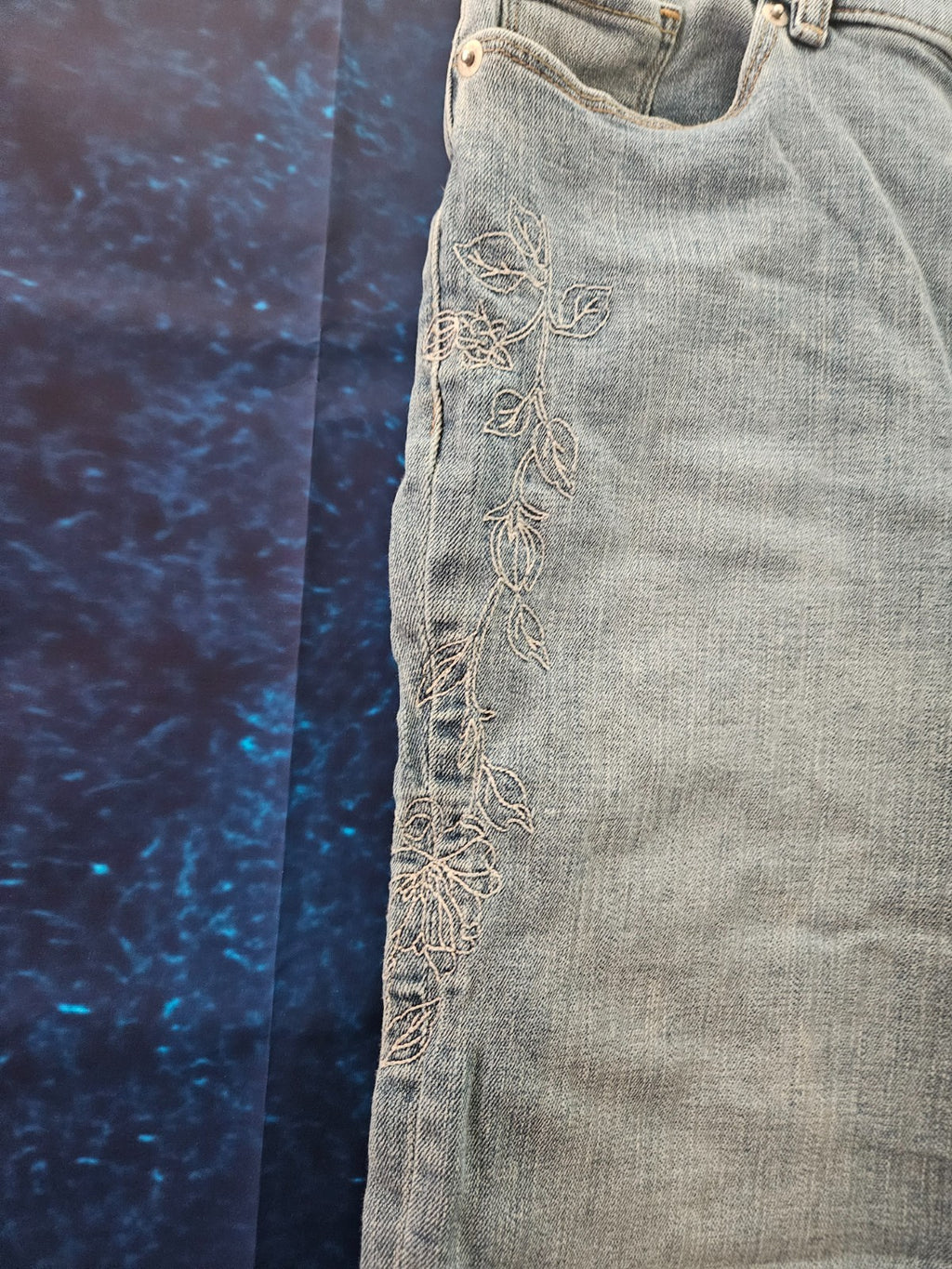 WOMEN'S CLASSIC BOOTCUT EMBROIDERED LIGHT WASH JEAN SIZE 2 X 30