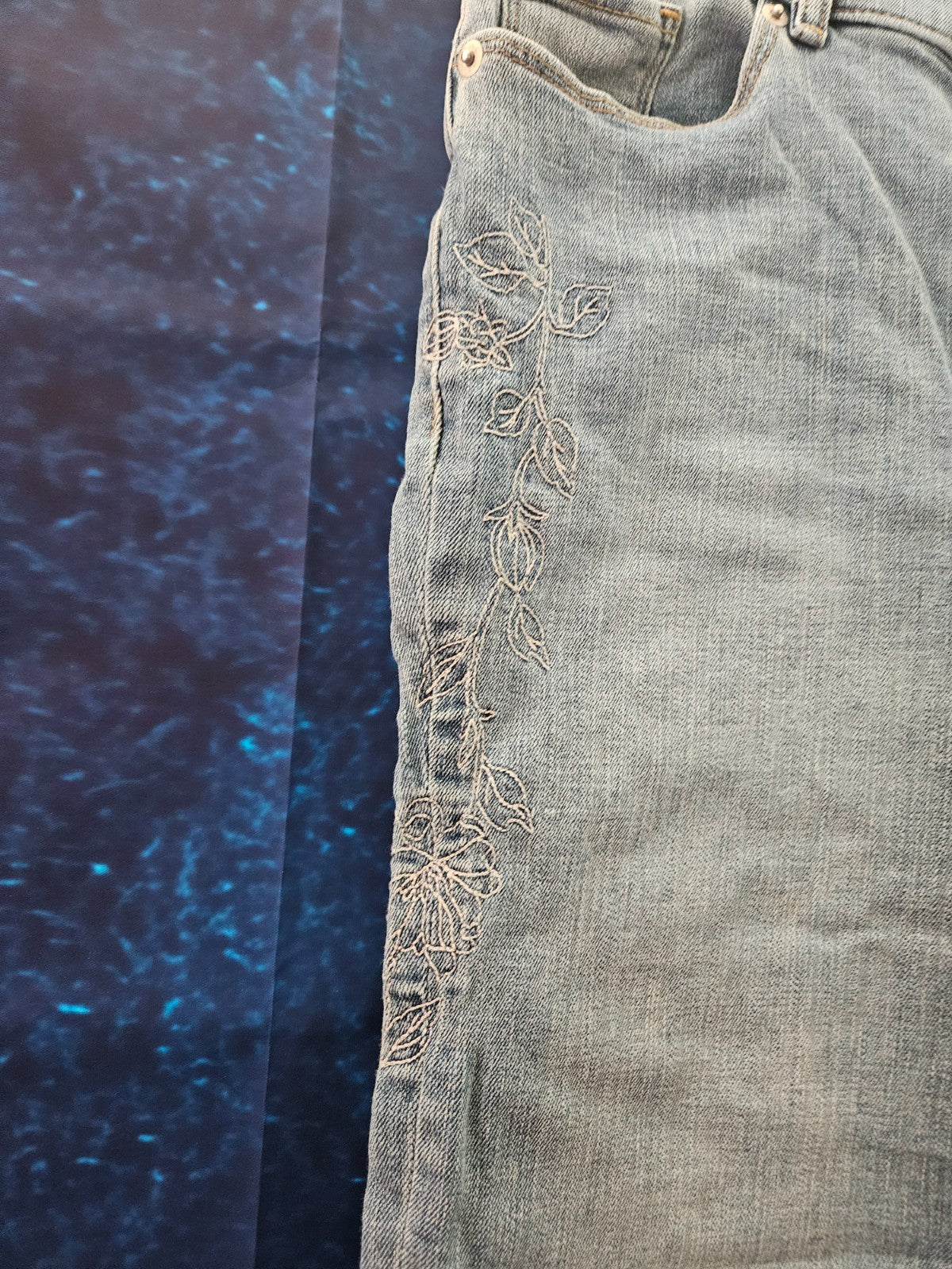 WOMEN'S CLASSIC BOOTCUT EMBROIDERED LIGHT WASH JEAN SIZE 2 X 30