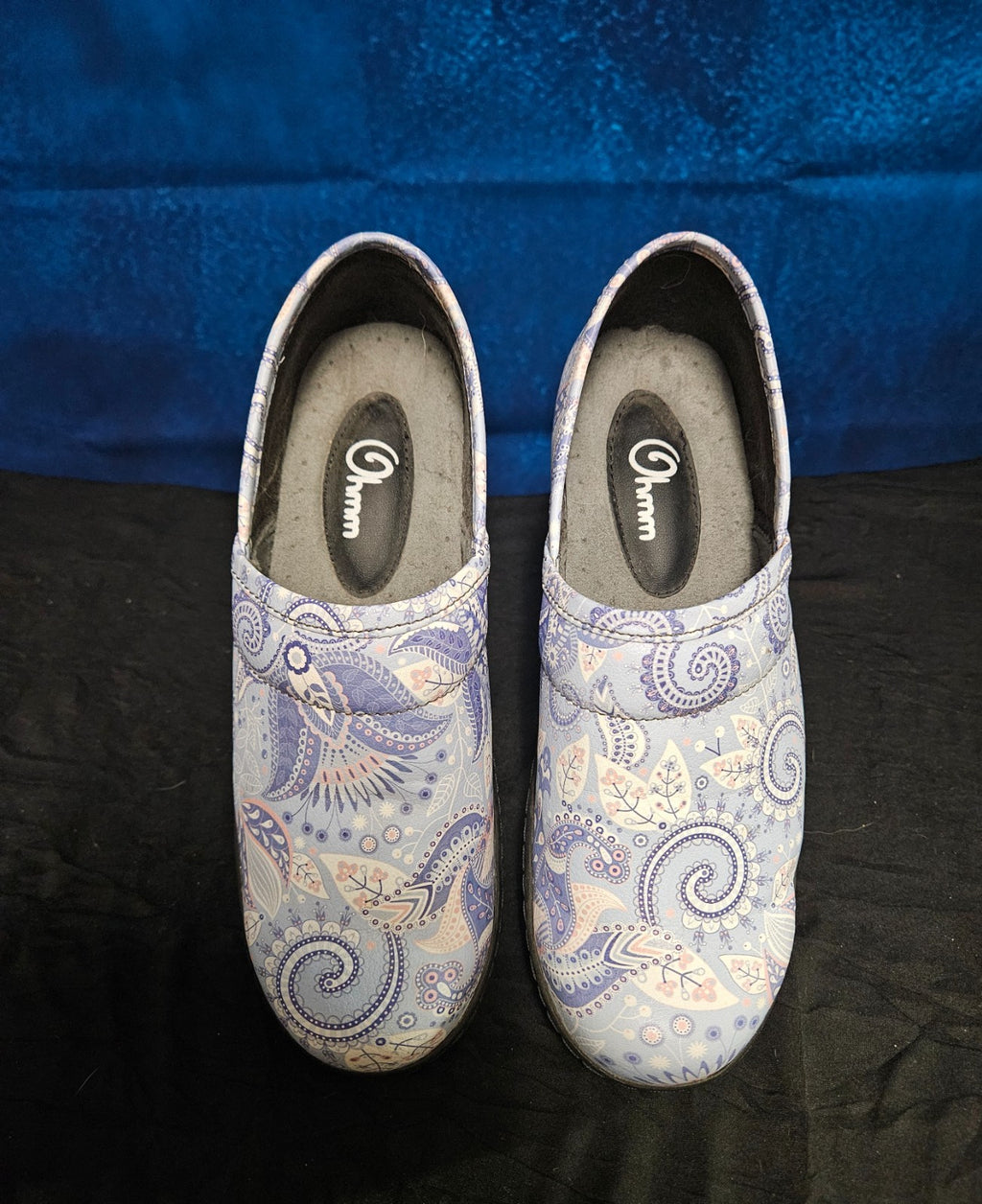 WOMEN'S OHMMM NURSING SHOES SIZE 6.5 GREY PAISLEY PRINT