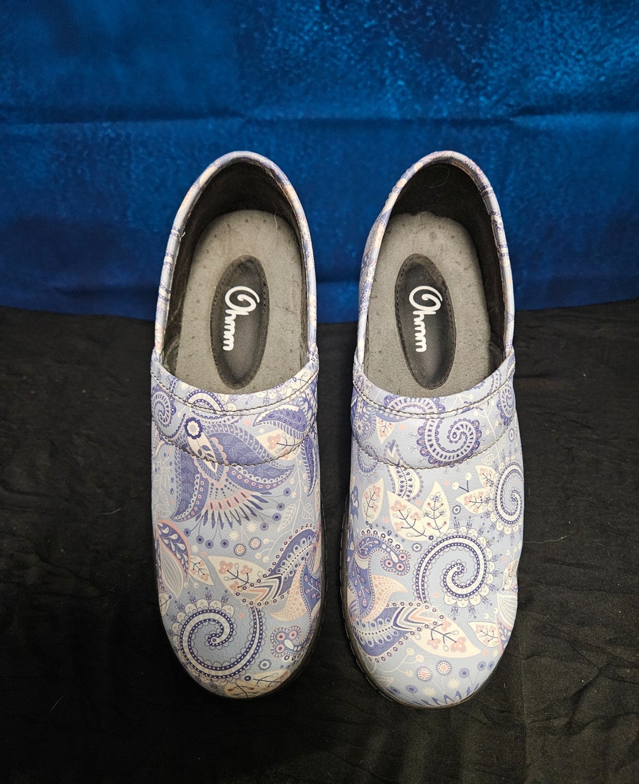WOMEN'S OHMMM NURSING SHOES SIZE 6.5 GREY PAISLEY PRINT