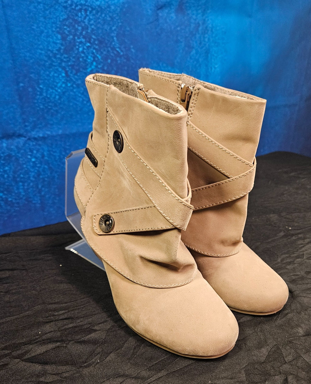 WOMEN'S SIZE 6.5 BLOWFISH MALIBU WEDGE HEELED BOOTIES BEIGE