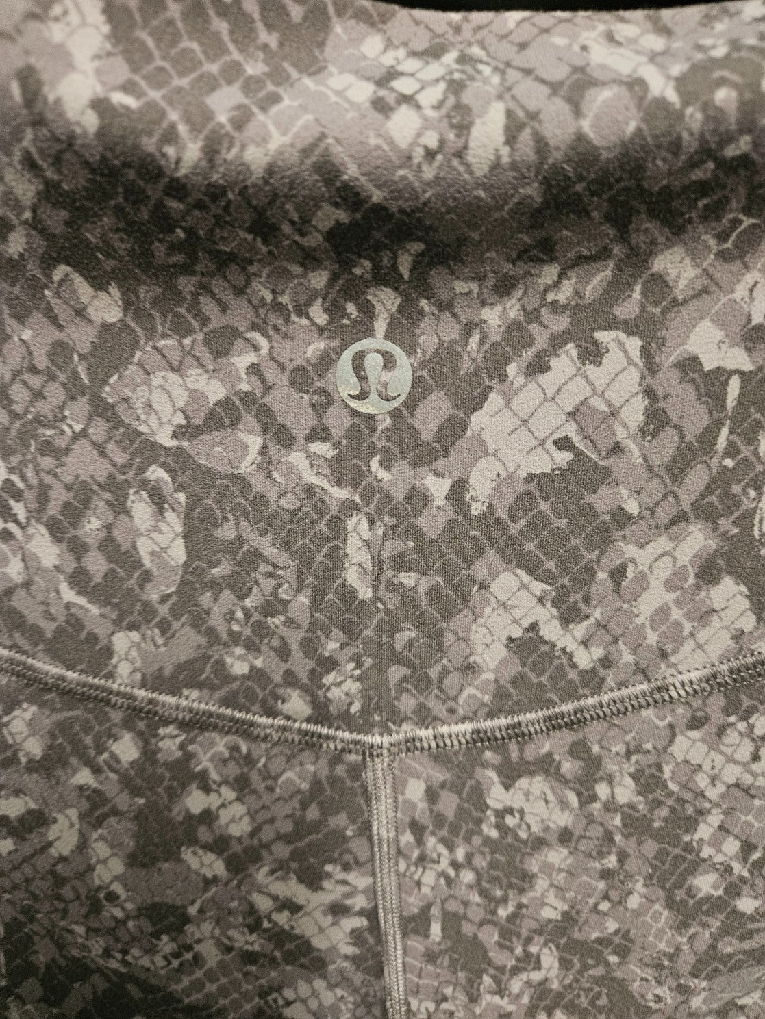 LULULEMON SIZE 8 HIGH WAISTED 25 inseam GRAY SNAKE SKIN PRINT LEGGINGS