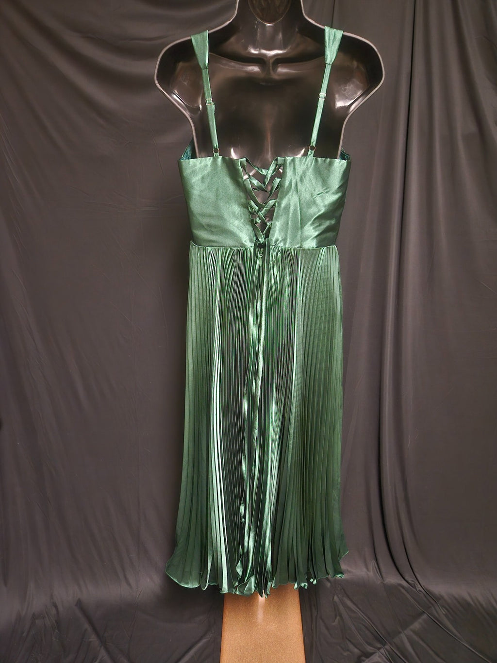GORGEOUS  M 8/10 GREEN SATIN PLEATED FORMAL MIDI GOWN ZIPPER BACK PROM/WEDDING
