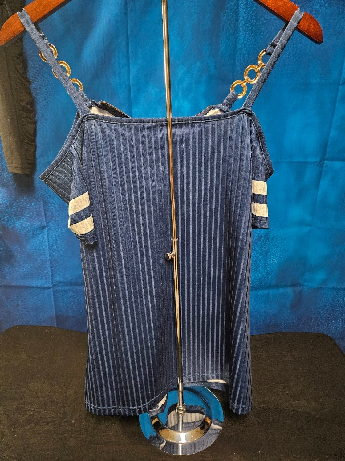 WOMEN'S SIZE LARGE COLD SHOULDER ANCHOR STYLE BLOUSE FITS LIKE MED (FITTED)