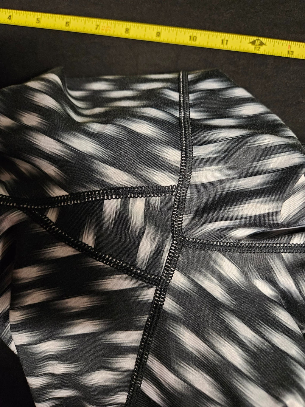 NIKE PRINTED RELAY CROP ATHLETIC RUNNING PANTS/TIGHTS SIZE M USED