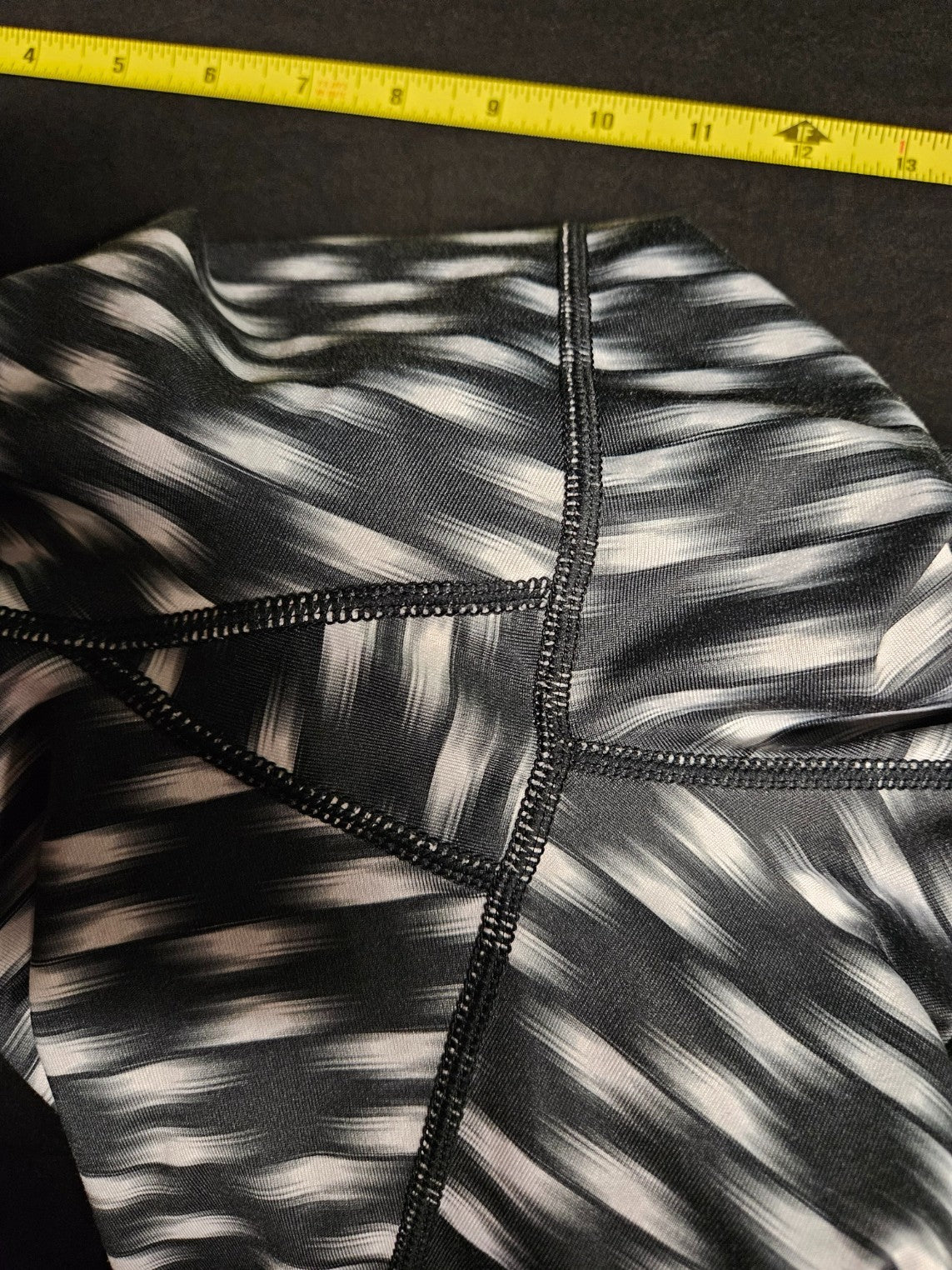 NIKE PRINTED RELAY CROP ATHLETIC RUNNING PANTS/TIGHTS SIZE M USED