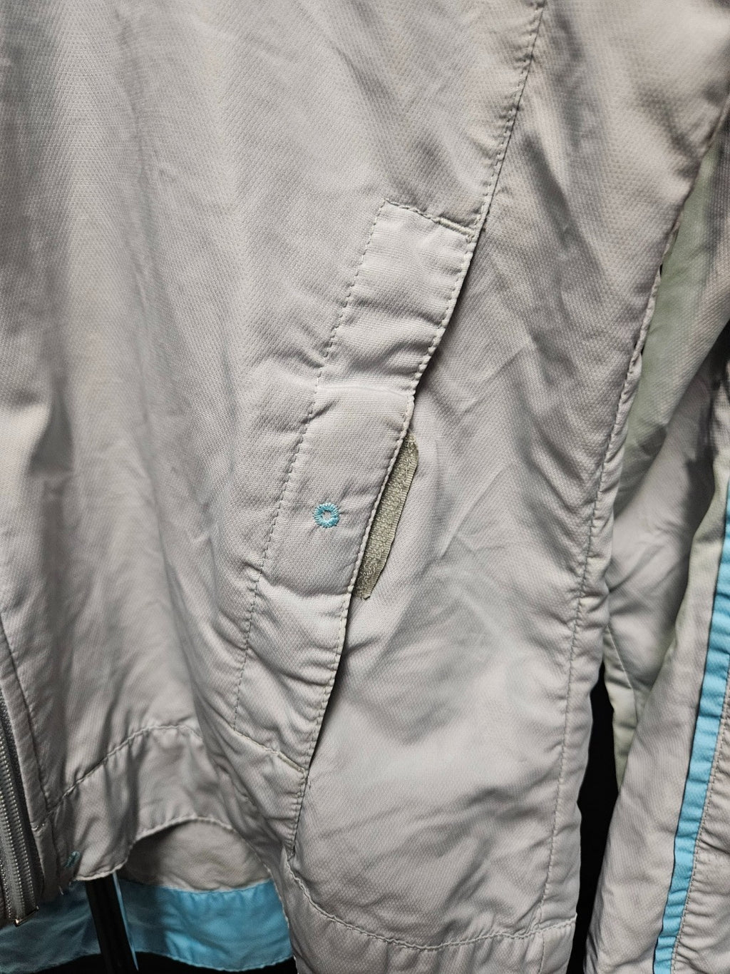 THE NORTH FACE  WOMENS LT. GRAY/BLUE WINDBREAKER ZIP UP SIZE SMALL