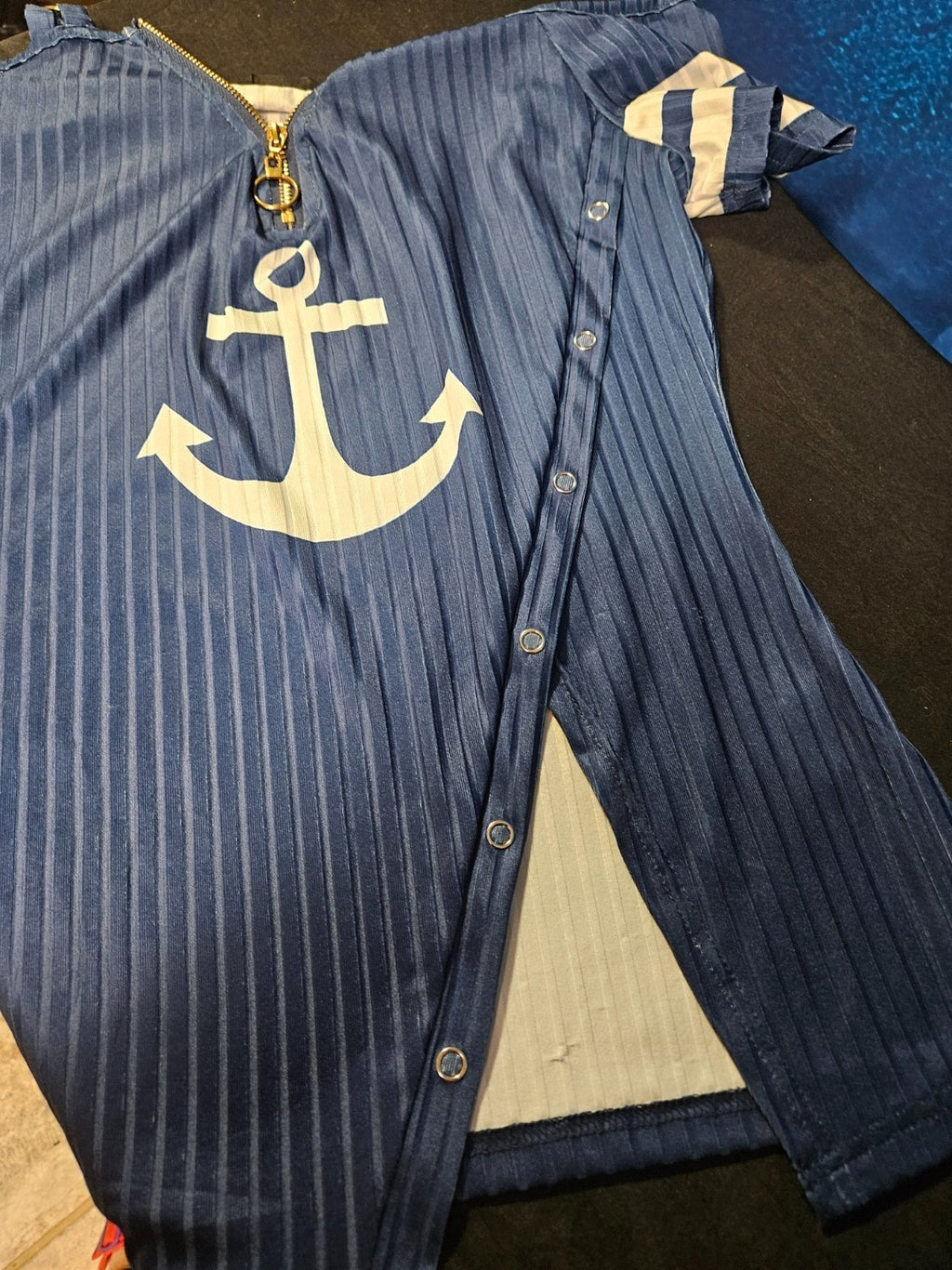 WOMEN'S SIZE LARGE COLD SHOULDER ANCHOR STYLE BLOUSE FITS LIKE MED (FITTED)