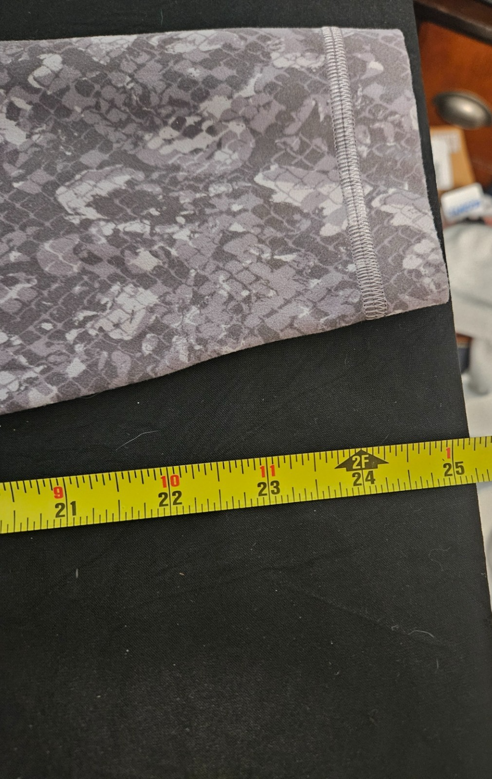LULULEMON SIZE 8 HIGH WAISTED 25 inseam GRAY SNAKE SKIN PRINT LEGGINGS