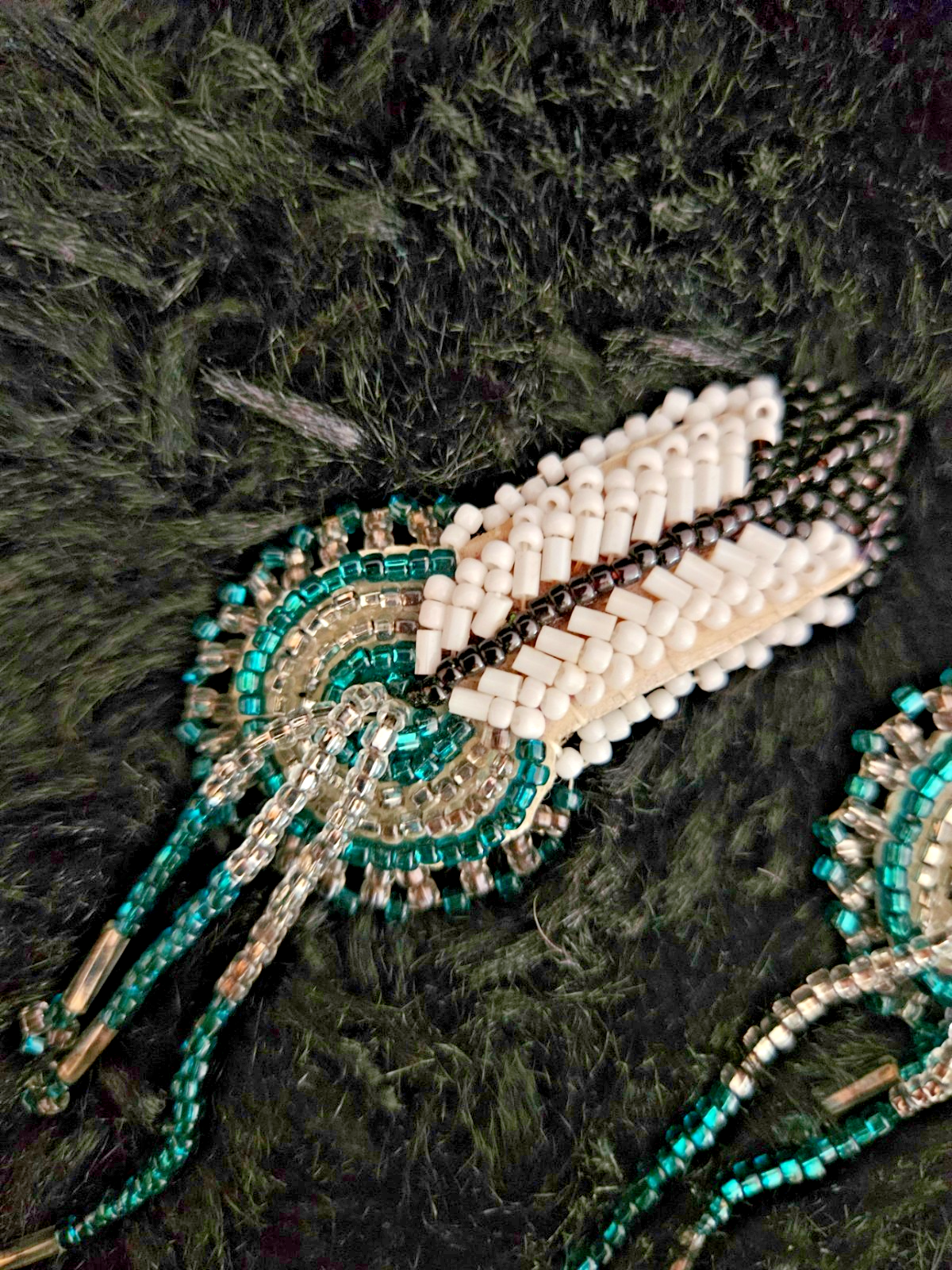 NATIVE AMERICAN OJIBWE HANDMADE 2 in LONG BEADED FEATHER SET GREEN