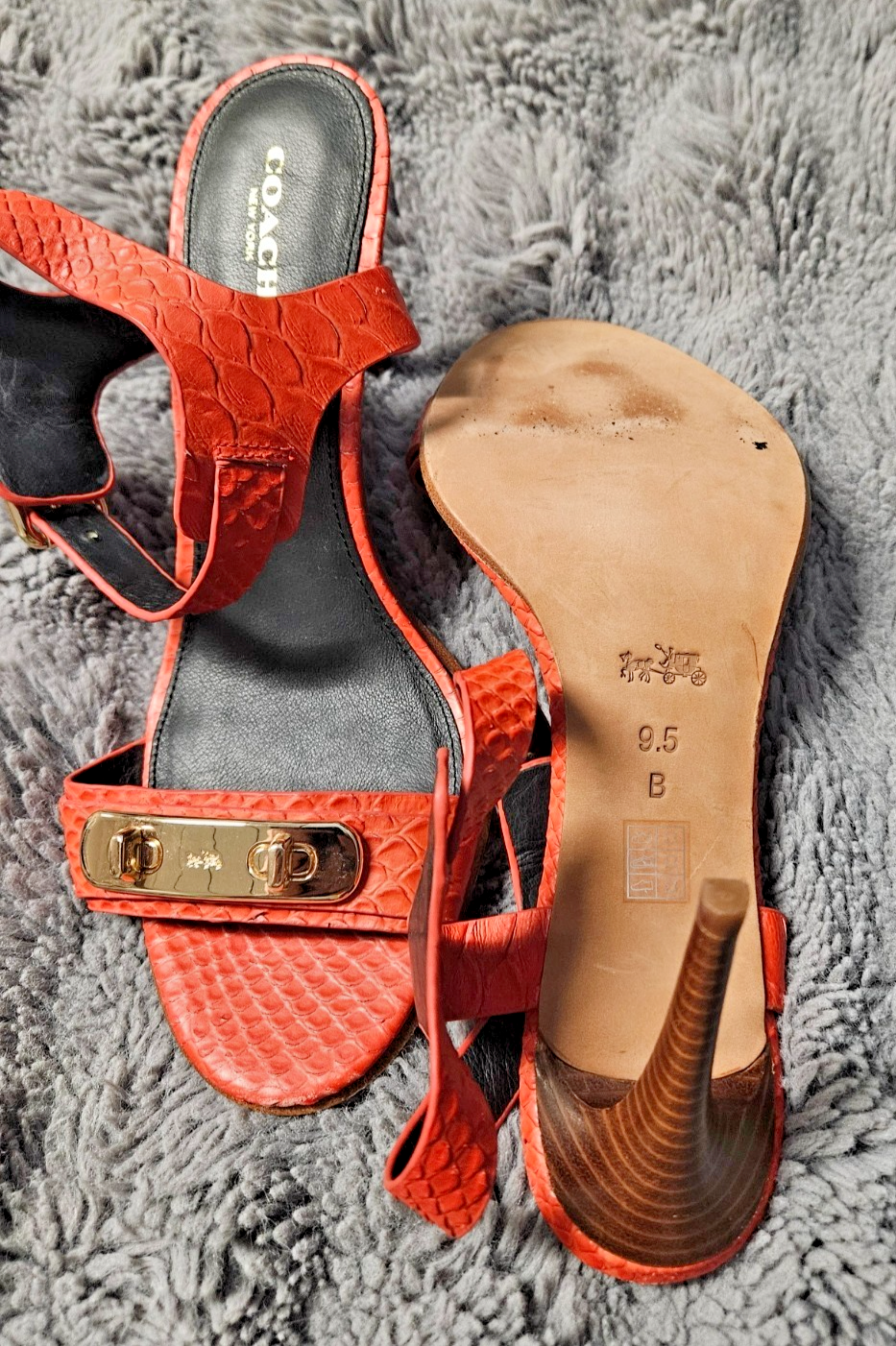 WOMEN S SIZE 9.5 RED SNAKESKIN COACH IIANA HEELS TURNLOCK HARDWARE USED