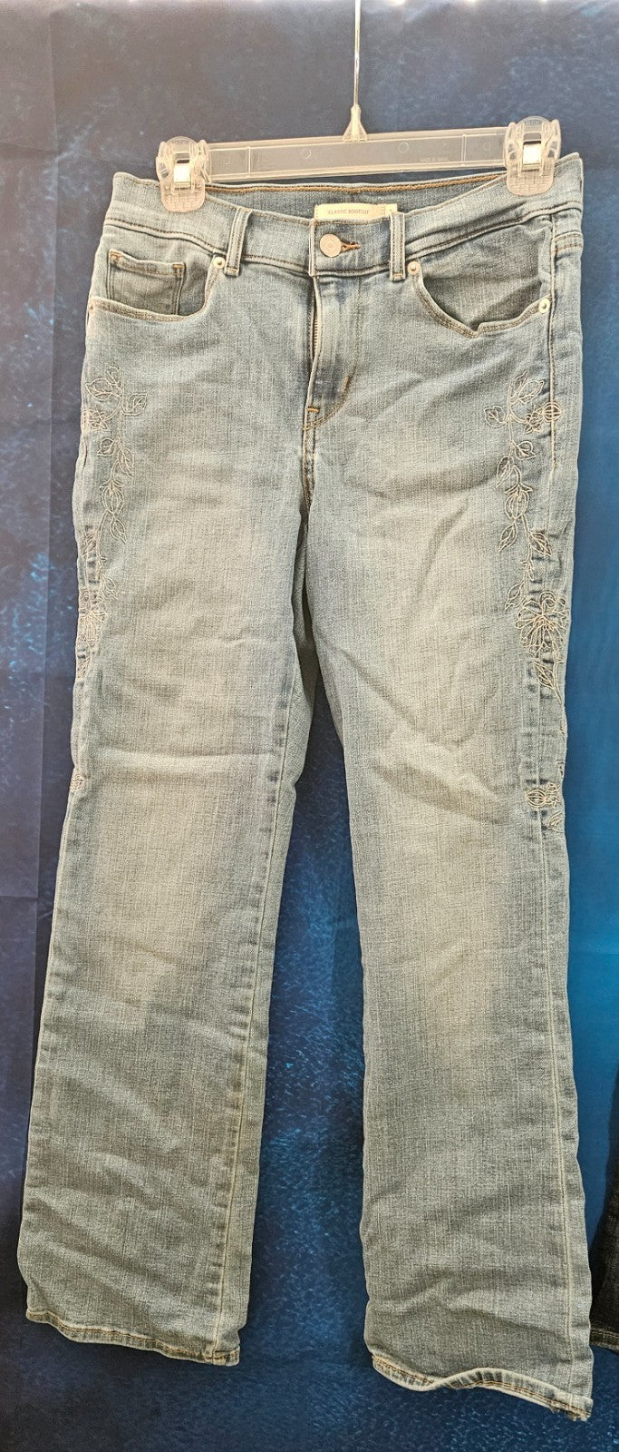 WOMEN'S CLASSIC BOOTCUT EMBROIDERED LIGHT WASH JEAN SIZE 2 X 30