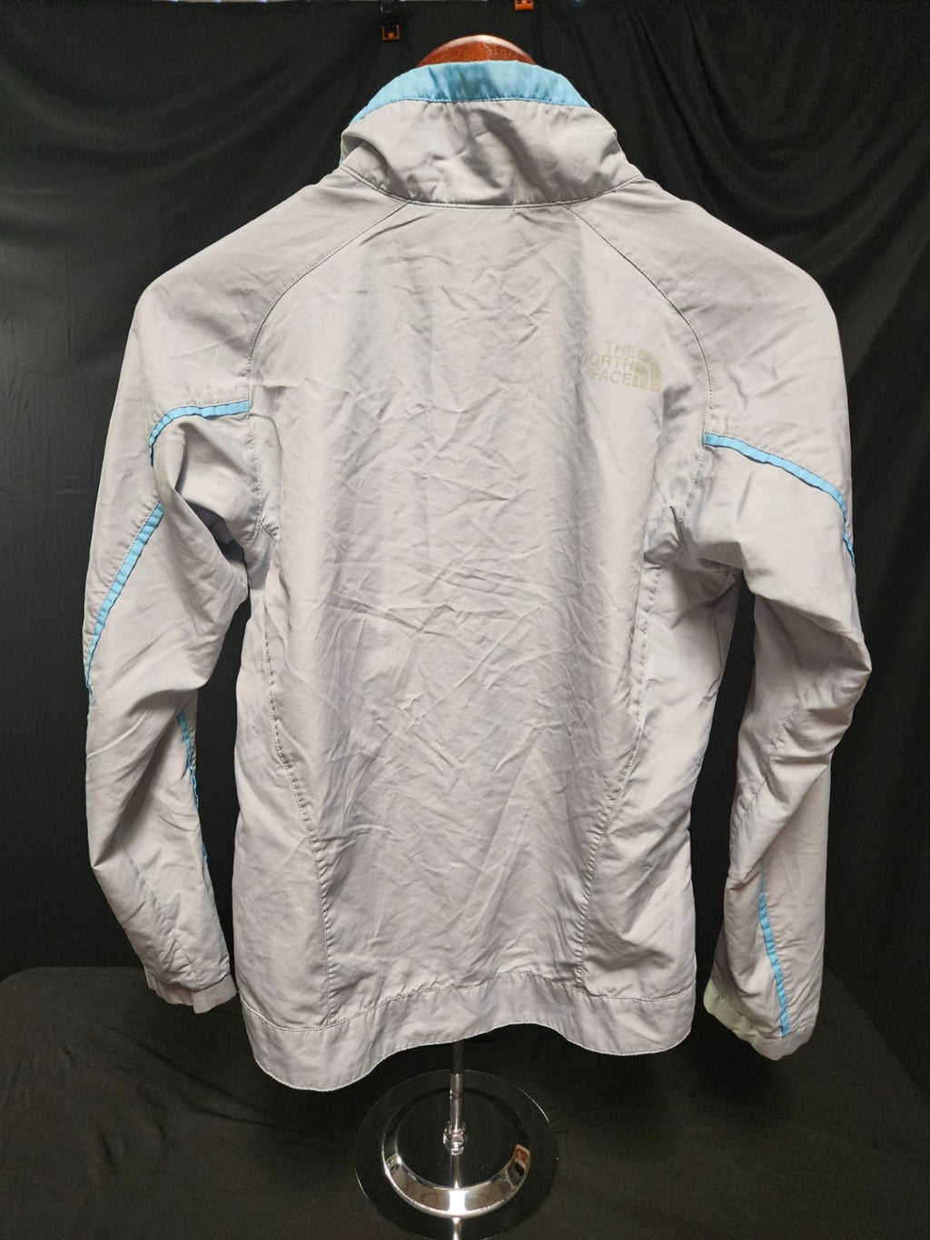 THE NORTH FACE  WOMENS LT. GRAY/BLUE WINDBREAKER ZIP UP SIZE SMALL