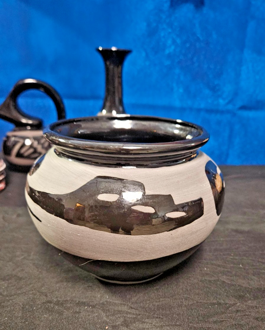 VINTAGE HANDMADE NATIVE AMERICAN SAN JUAN PUEBLO BLACK POTTERY BY MARIA ADELICIA