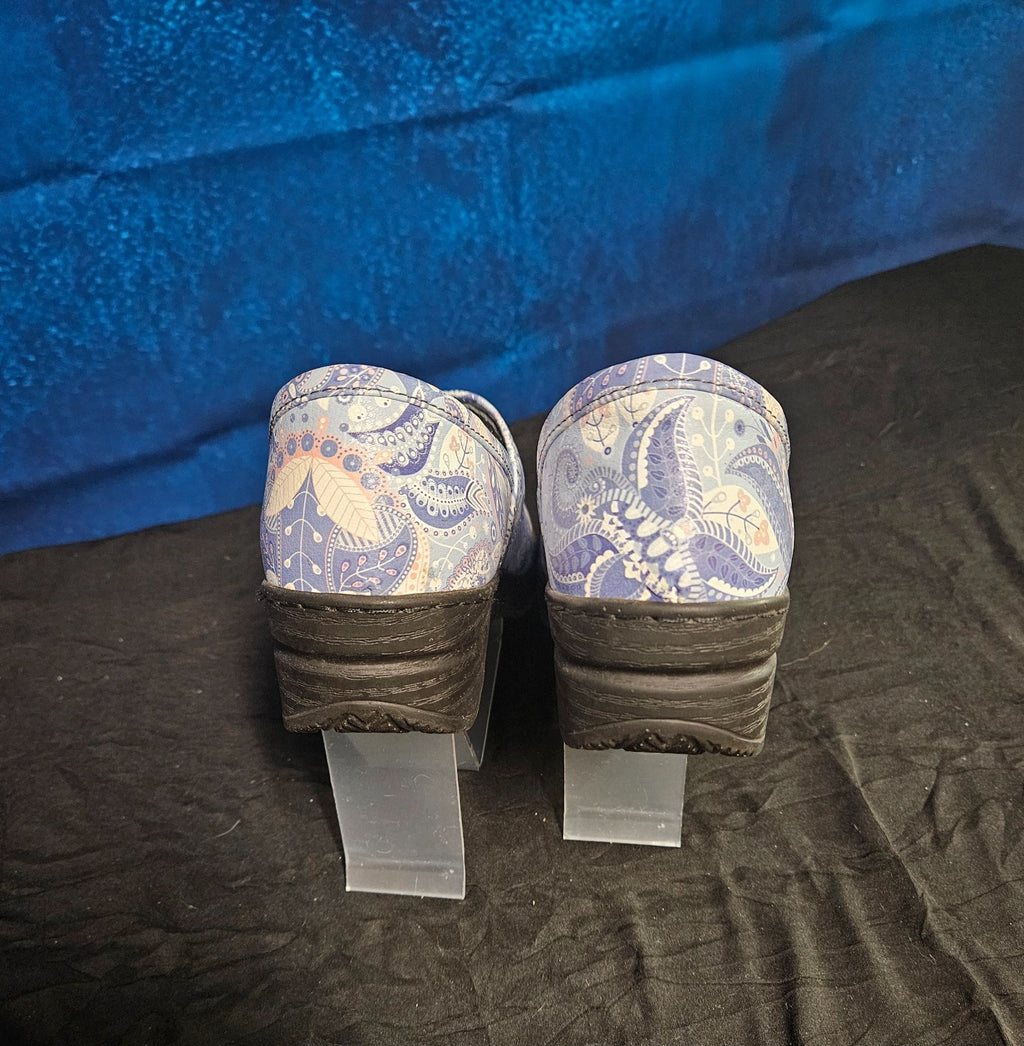 WOMEN'S OHMMM NURSING SHOES SIZE 6.5 GREY PAISLEY PRINT