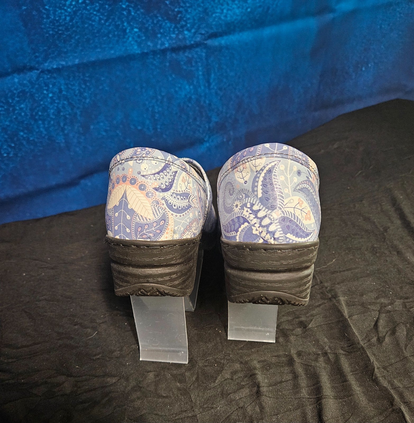 WOMEN'S OHMMM NURSING SHOES SIZE 6.5 GREY PAISLEY PRINT