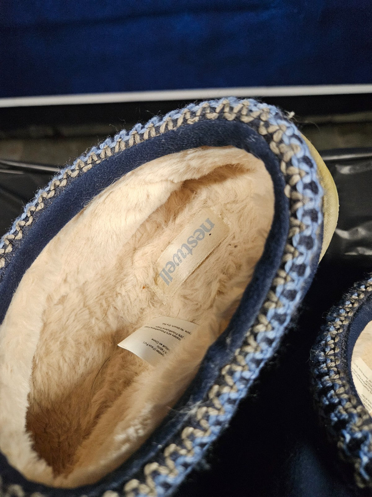 MENS' SIZE 11-12 NESTWELL MICROSUEDE  SLIPPERS IN GREAT CONDITION