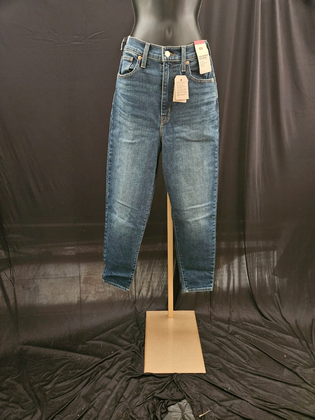 LEVIS HIGH WAISTED MOM JEANS SIZE 27 W  X 29 INSEAM NWT