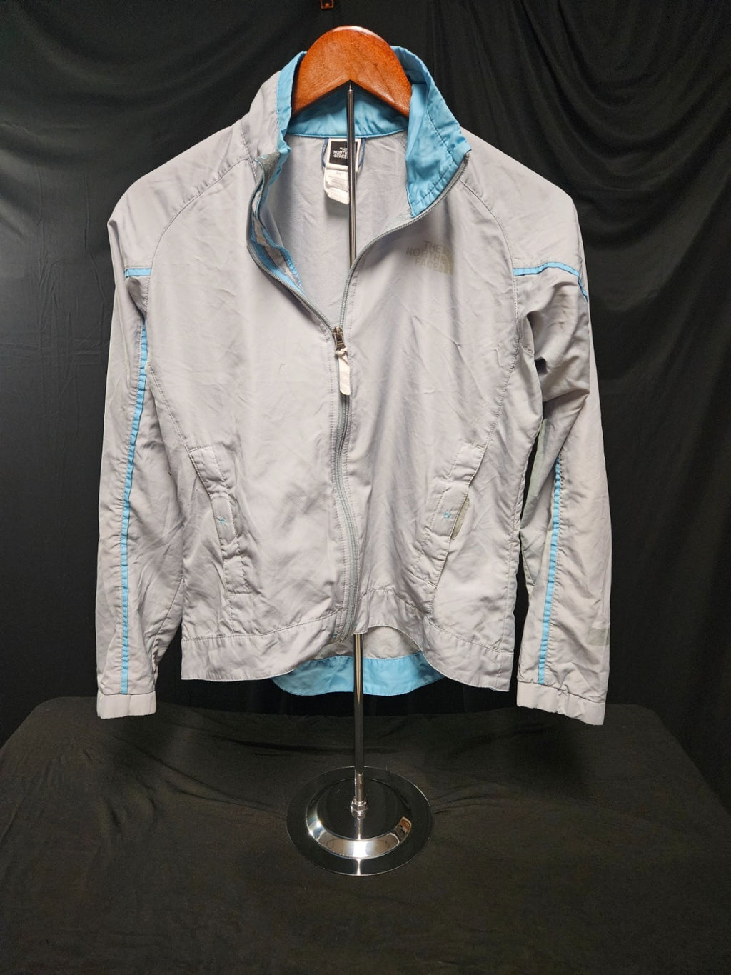 THE NORTH FACE  WOMENS LT. GRAY/BLUE WINDBREAKER ZIP UP SIZE SMALL