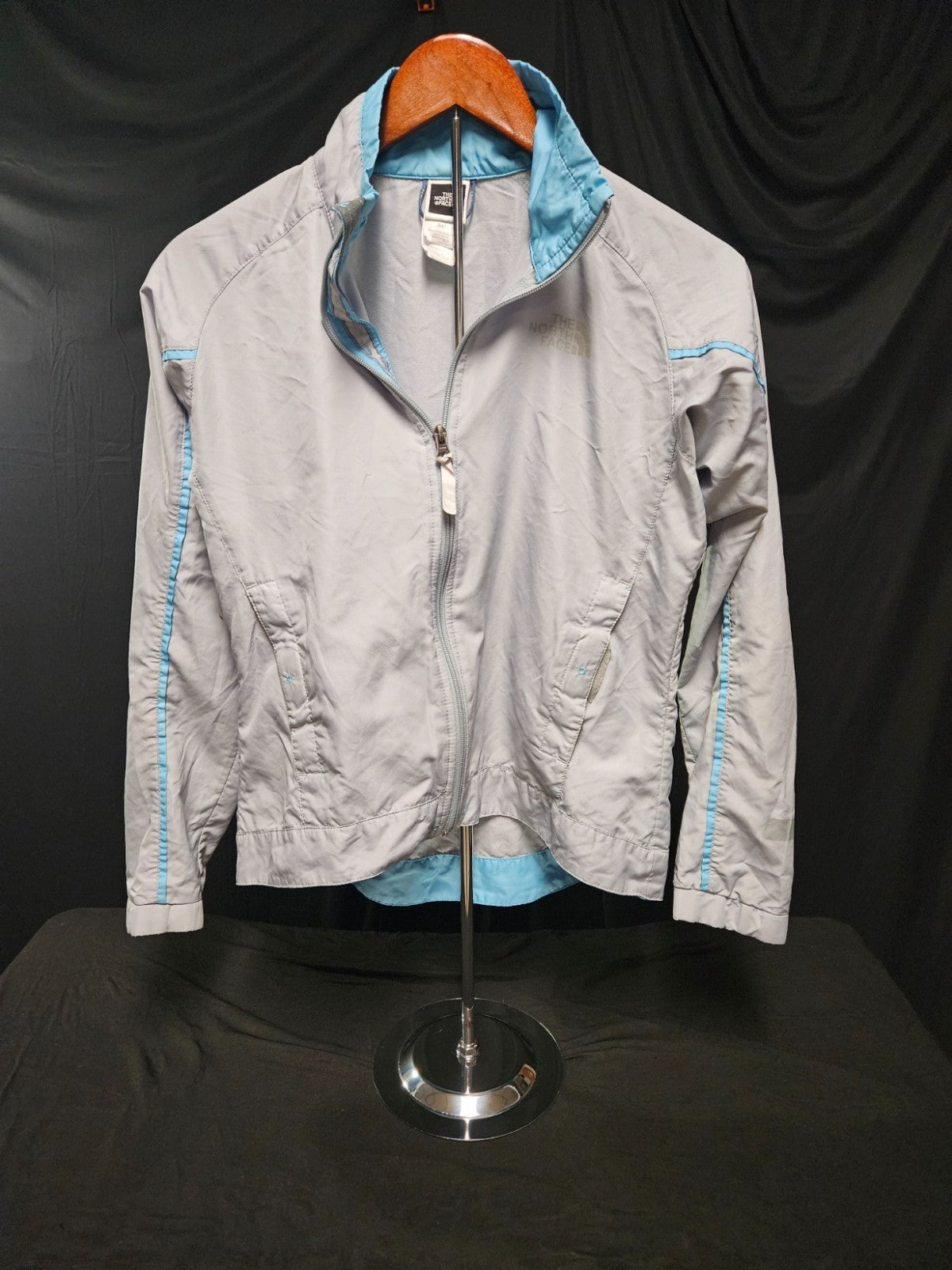 THE NORTH FACE  WOMENS LT. GRAY/BLUE WINDBREAKER ZIP UP SIZE SMALL