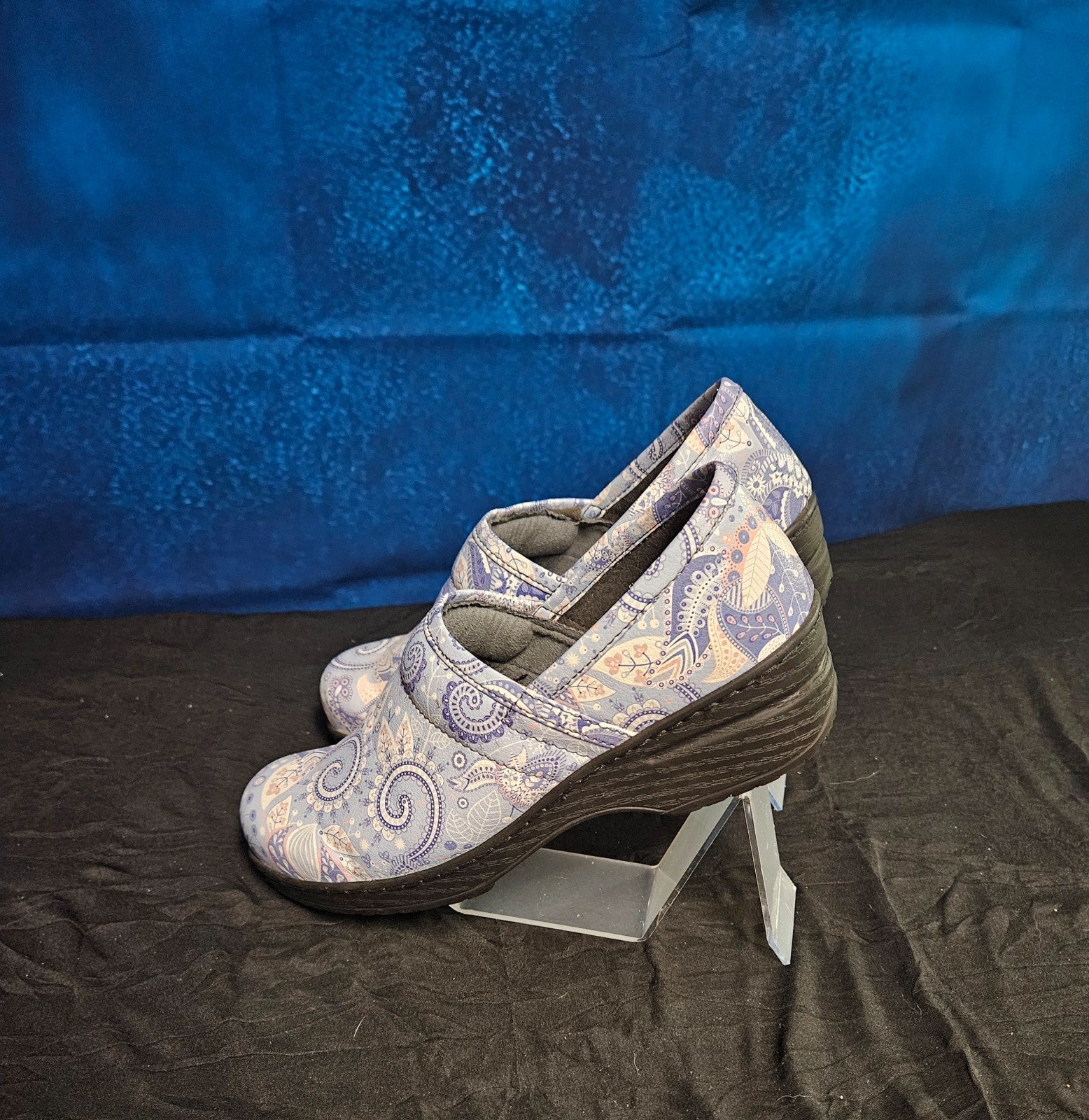 WOMEN'S OHMMM NURSING SHOES SIZE 6.5 GREY PAISLEY PRINT