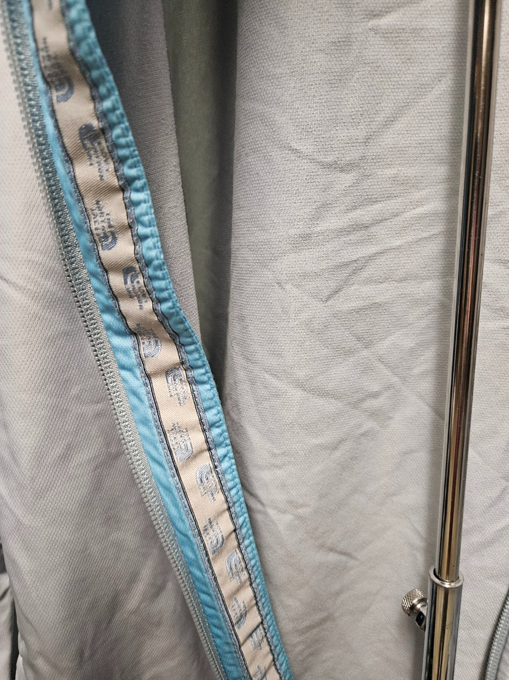 THE NORTH FACE  WOMENS LT. GRAY/BLUE WINDBREAKER ZIP UP SIZE SMALL