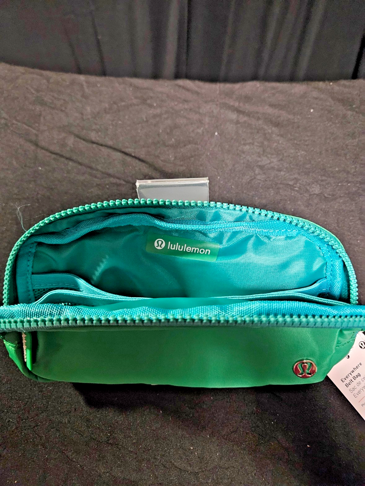 LULULEMON GRASS GREEN/ BLUE LINING & ZIPPER EVERYWHERE BELT BAG NWT