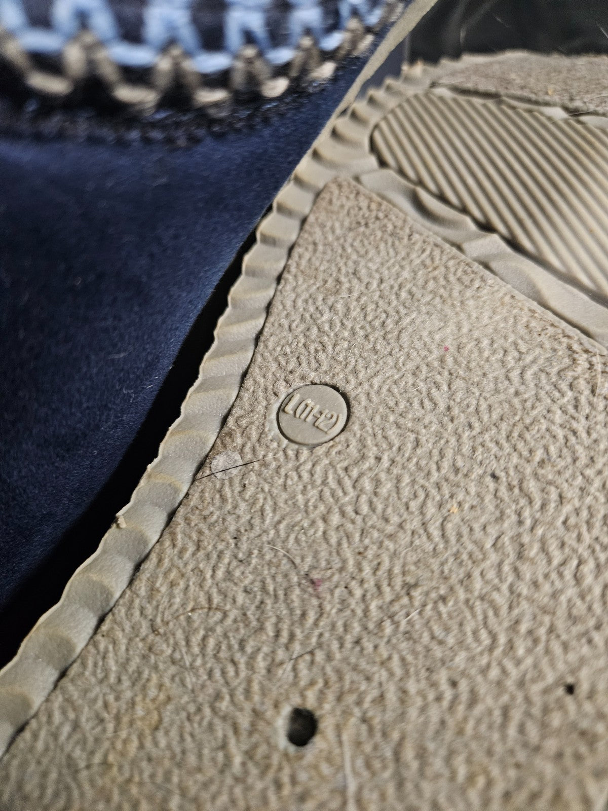 MENS' SIZE 11-12 NESTWELL MICROSUEDE  SLIPPERS IN GREAT CONDITION