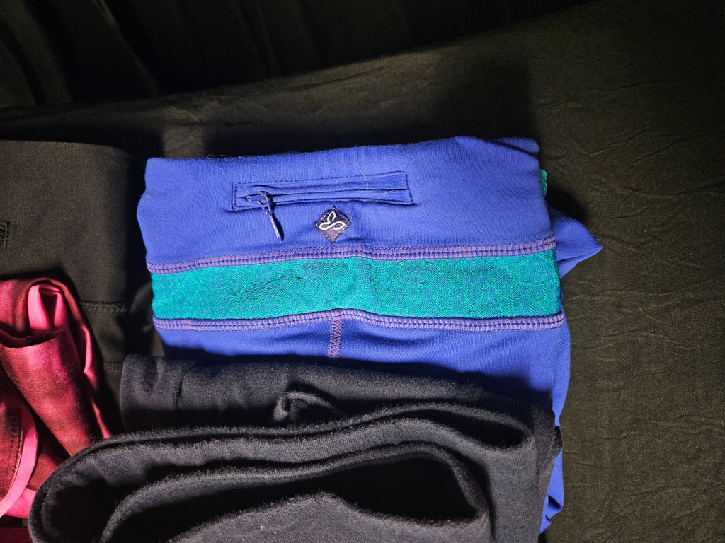 WOMEN'S SIZE S,M,L ACTIVE CAPRI LEGGING BUNDLE
