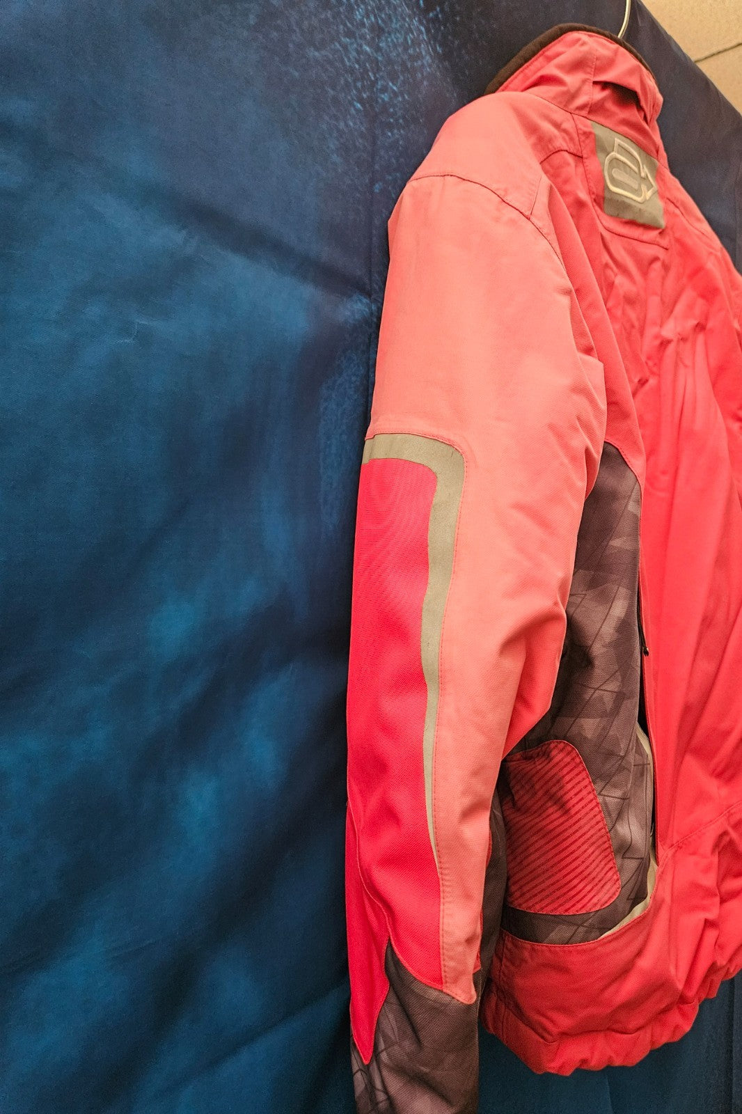 WOMEN'S ARCTIVA XS SNOWMOBILE JACKET PINK/GRAY CAMO SLIGHT AREA SUN DAMAGE