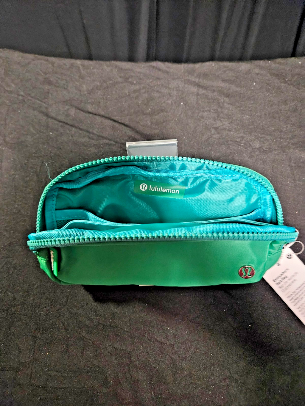LULULEMON GRASS GREEN/ BLUE LINING & ZIPPER EVERYWHERE BELT BAG NWT