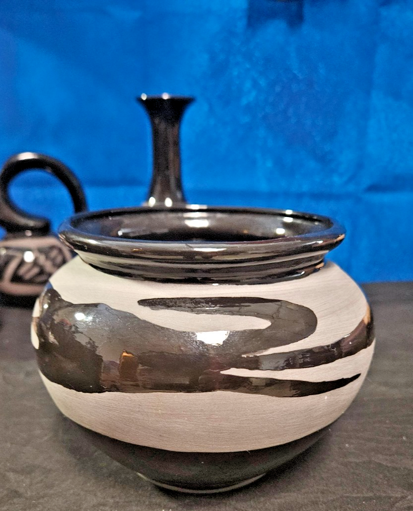 VINTAGE HANDMADE NATIVE AMERICAN SAN JUAN PUEBLO BLACK POTTERY BY MARIA ADELICIA