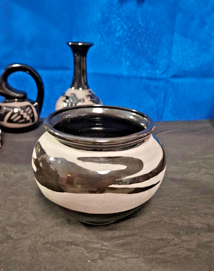 VINTAGE HANDMADE NATIVE AMERICAN SAN JUAN PUEBLO BLACK POTTERY BY MARIA ADELICIA