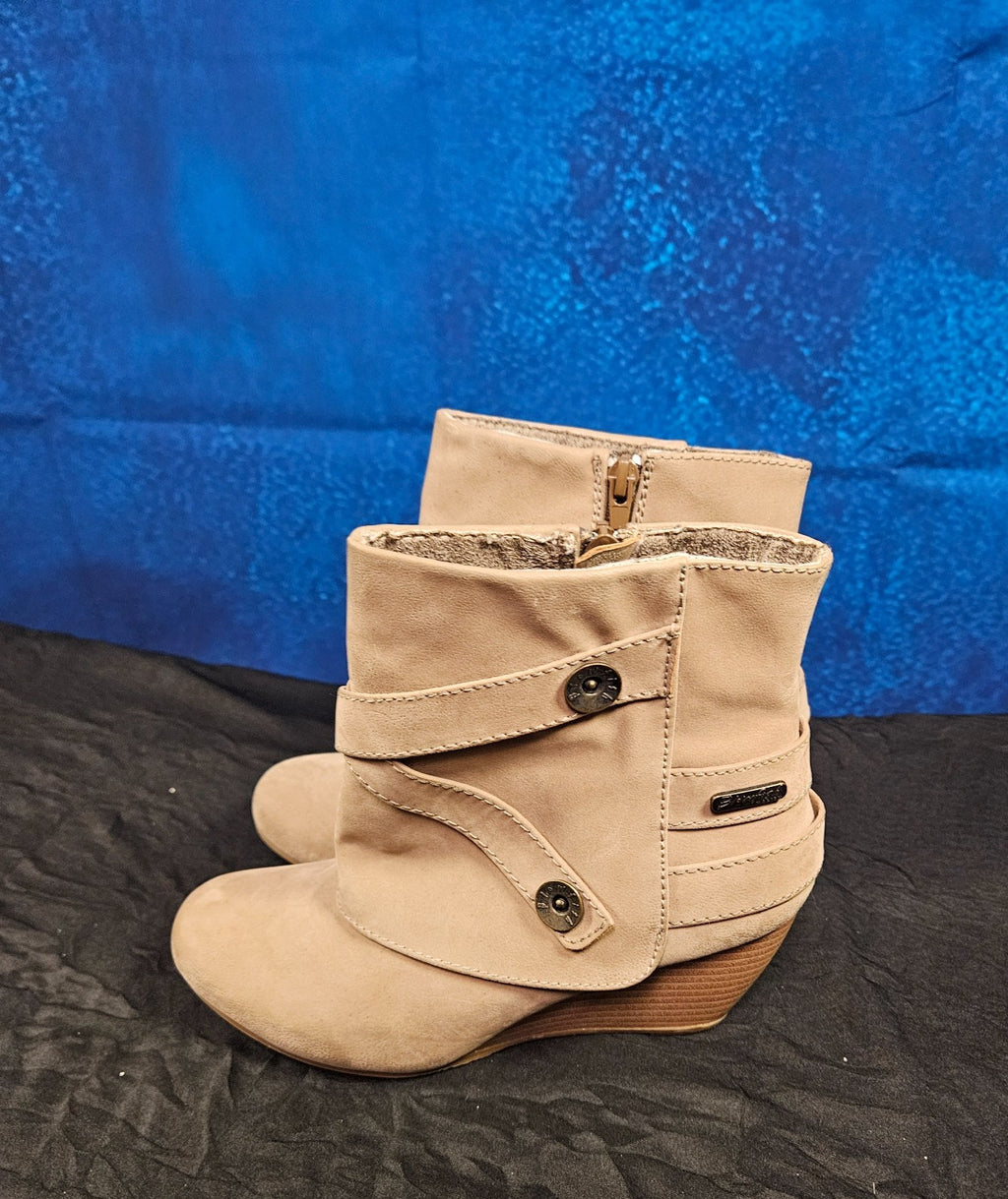 WOMEN'S SIZE 6.5 BLOWFISH MALIBU WEDGE HEELED BOOTIES BEIGE