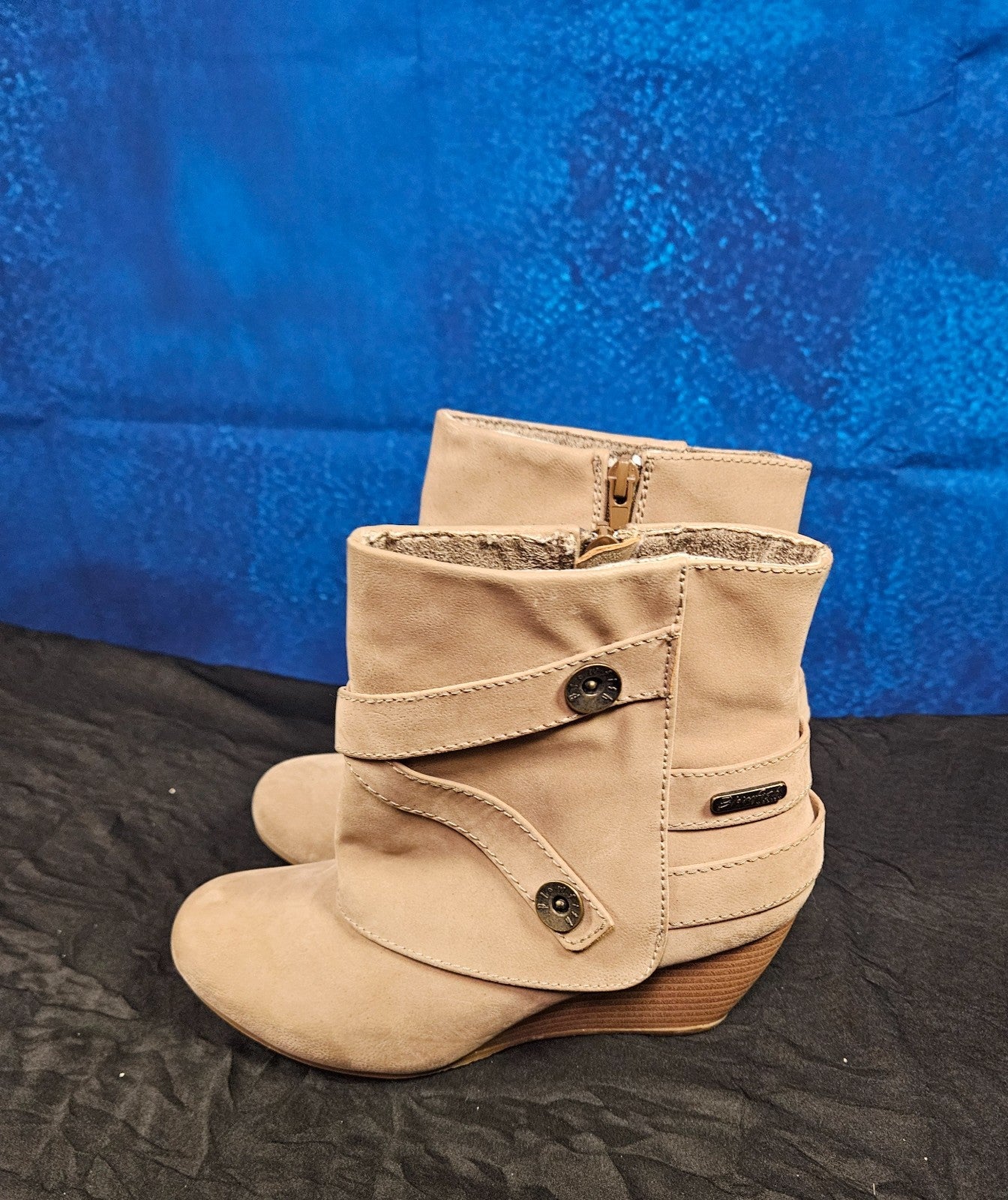 WOMEN'S SIZE 6.5 BLOWFISH MALIBU WEDGE HEELED BOOTIES BEIGE