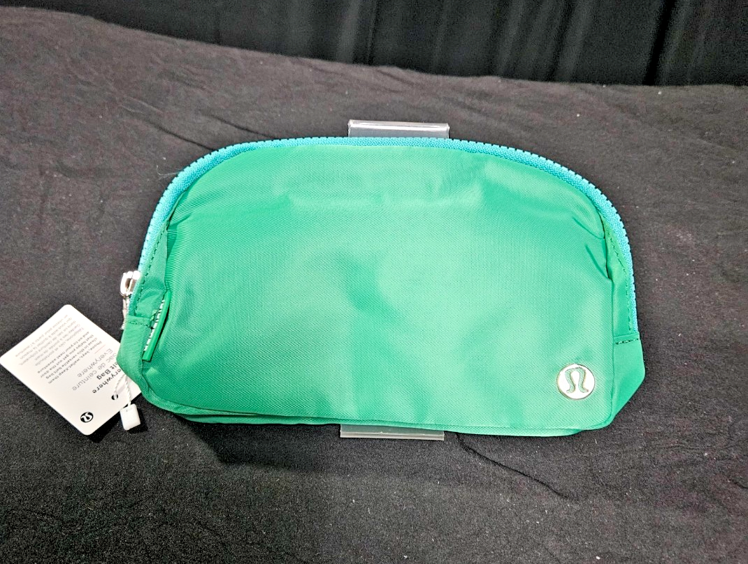 LULULEMON GRASS GREEN/ BLUE LINING & ZIPPER EVERYWHERE BELT BAG NWT
