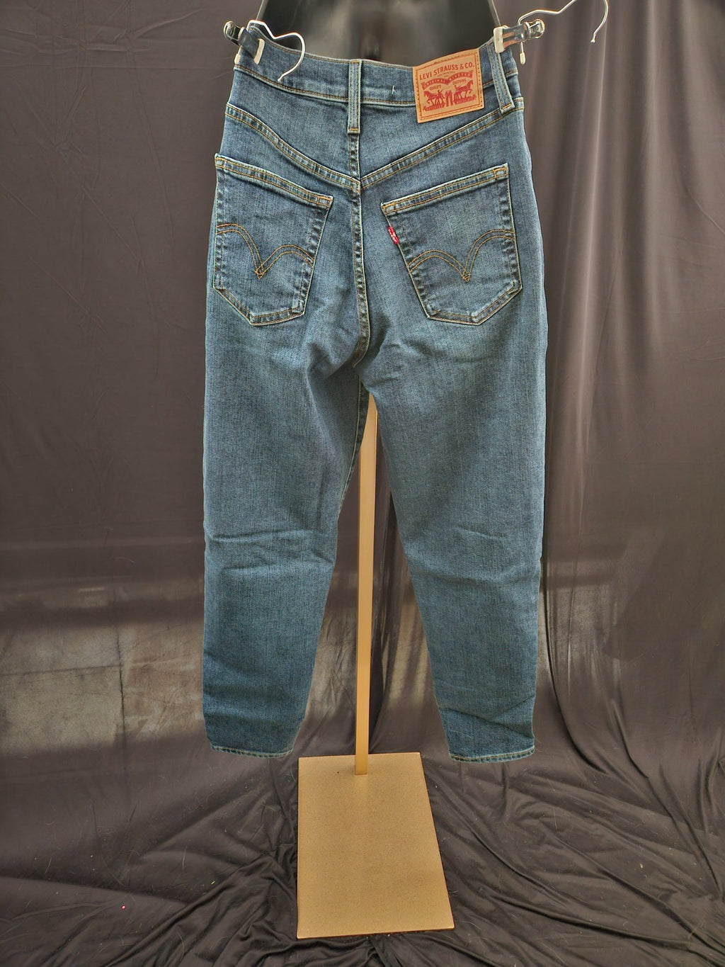 LEVIS HIGH WAISTED MOM JEANS SIZE 27 W  X 29 INSEAM NWT