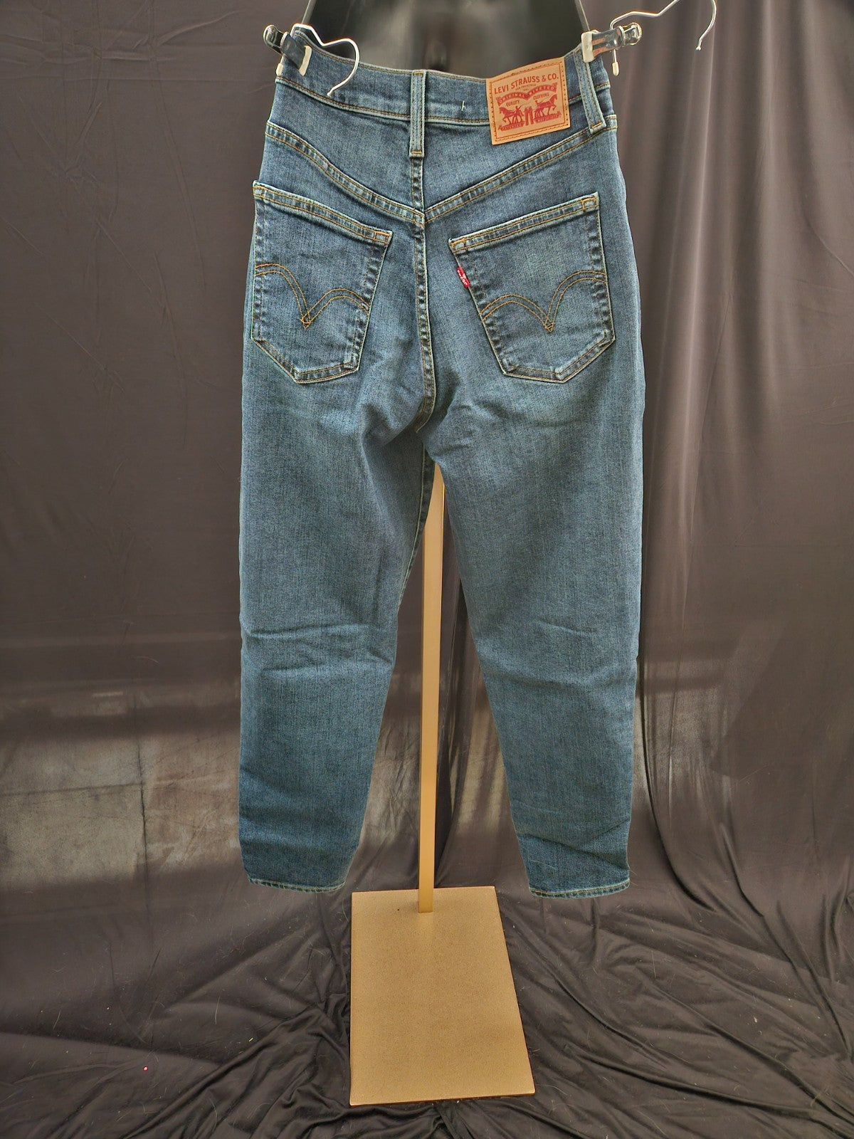 LEVIS HIGH WAISTED MOM JEANS SIZE 27 W  X 29 INSEAM NWT