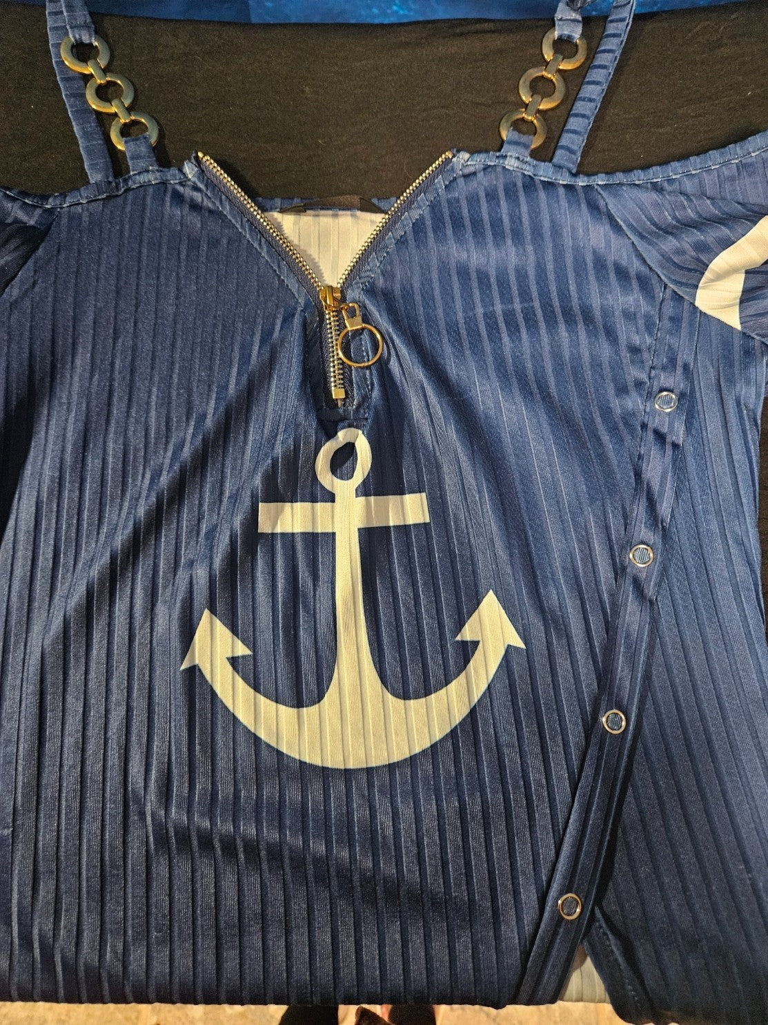 WOMEN'S SIZE LARGE COLD SHOULDER ANCHOR STYLE BLOUSE FITS LIKE MED (FITTED)