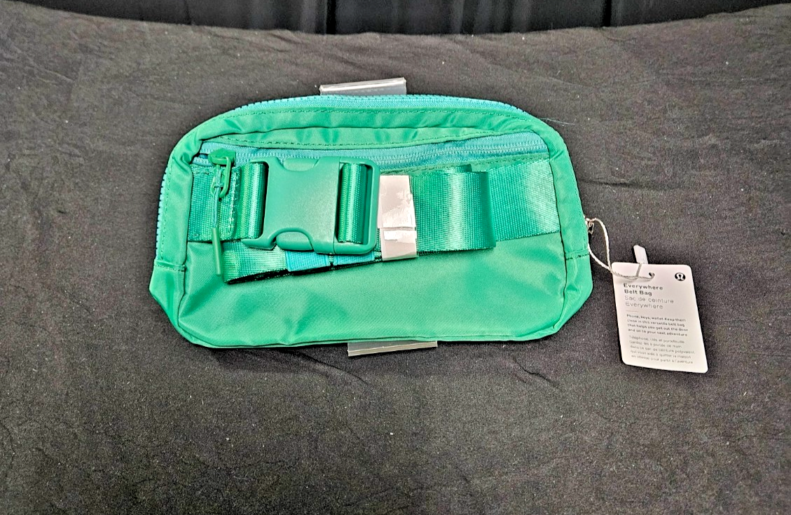 LULULEMON GRASS GREEN/ BLUE LINING & ZIPPER EVERYWHERE BELT BAG NWT